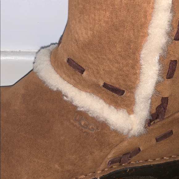 Ugg Women’s Leather & Sheepskin Boots EUC - Picture 4 of 7